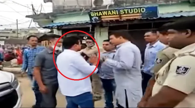 ରାଜରାସ୍ତାରେ ପ୍ରଶ୍ନବାଣର ସମ୍ମୁଖୀନ ହେଲେ ମନ୍ତ୍ରୀ ଦିବ୍ୟଶଙ୍କର, ଯୁବକ ପଚାରିଲେ- ‘ଆପଣ ଇସ୍ତଫା ଦେବେ କି?’