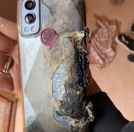 ପକେଟରେ ଫାଟିଗଲା ଫୋନ, ହେଲା ଏଭଳି ଅବସ୍ଥା