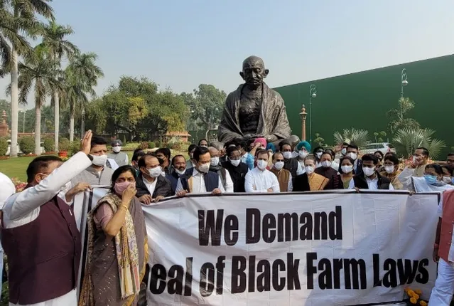 ଶୀତକାଳୀନ ଅଧିବେଶନ ଆରମ୍ଭ ପୂର୍ବରୁ କଂଗ୍ରେସ ସଦସ୍ୟଙ୍କ ଗାନ୍ଧୀ ମୂର୍ତ୍ତି ତଳେ ଧାରଣା