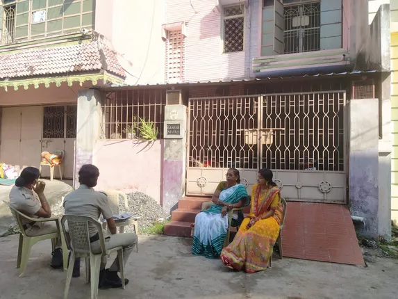 ପ୍ରେମିକ ଘର ଆଗରେ ପ୍ରେମିକାର ଧାରଣା: ମହିଳା ପୁଲିସକୁ ଦୁର୍ବ୍ୟବହାର, ଯୁବତୀଙ୍କ ବାପା-ଭାଇ ଅଟକ