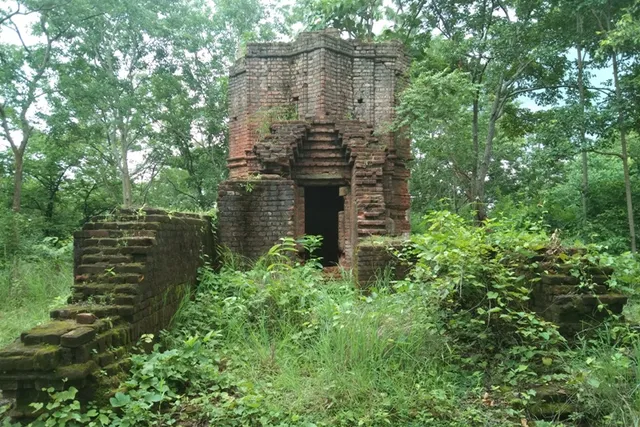 ଜରାଜୀର୍ଣ୍ଣ ଅବସ୍ଥାରେ ପ୍ରାକୃତିକ ସୌନ୍ଦର୍ଯ୍ୟ ଭରା ଅର୍ଦ୍ଧଭଗ୍ନ ପୁରାତନ ମନ୍ଦିର