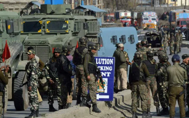 ଶ୍ରୀନଗର: ଡାକ୍ତରଖାନାରେ ଆତଙ୍କବାଦୀ ଏବଂ ସୁରକ୍ଷା ବାହିନୀ ମଧ୍ୟରେ ଗୁଳି ବିନିମୟ