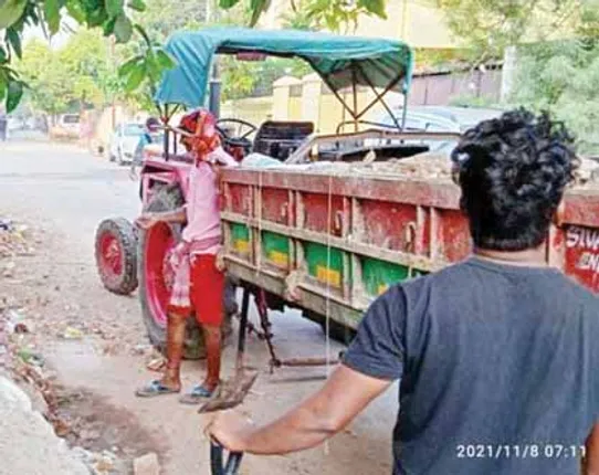 ସିଏମ୍‌ସି କର୍ମଚାରୀଙ୍କ ମନମୁଖୀ କାର୍ଯ୍ୟ, ଅଳିଆ ବଦଳରେ ଘରୋଇ ମାଟି ଉଠାଉଛି ରାମ୍‌କୀ ଗାଡ଼ି