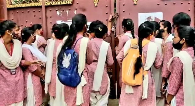 ଅନଲାଇନ୍ ପରୀକ୍ଷା ଦାବିରେ କଲେଜରେ ତାଲା, ଧାରଣା ଦେଲେ ଛାତ୍ରୀ, ଗଣିତ ପରୀକ୍ଷା ବାତିଲ୍