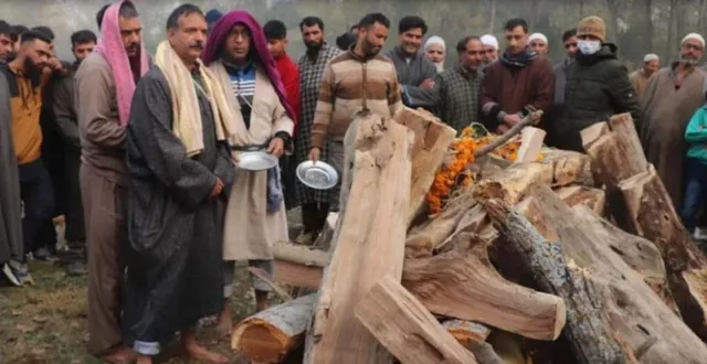 ଜମ୍ମୁ-କଶ୍ମୀରର ଫୁଲୱାମାରେ କଶ୍ମୀର ପଣ୍ଡିତଙ୍କ ଅନ୍ତିମ ସଂସ୍କାର କଲେ ମୁସଲମାନ