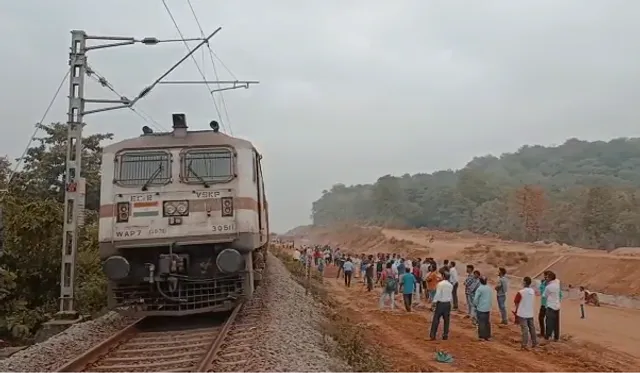 ଦୀର୍ଘ ସମୟ ଧରି ଅଟକି ରହିଛି ତପସ୍ଵିନୀ ଏକ୍ସପ୍ରେସ୍, ଯାତ୍ରୀ ହନ୍ତସନ୍ତ