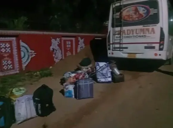 ଜାତୀୟ ରାଜପଥରେ ଫାଇନାନ୍ସ କର୍ମଚାରୀଙ୍କ ଦାଦାଗିରି, ପର୍ଯ୍ୟଟକଙ୍କୁ ଗାଡ଼ିରୁ ଓହ୍ଲାଇ ଫିଙ୍ଗିଦେଲେ ଭୋଜିଭାତ ସାମଗ୍ରୀ