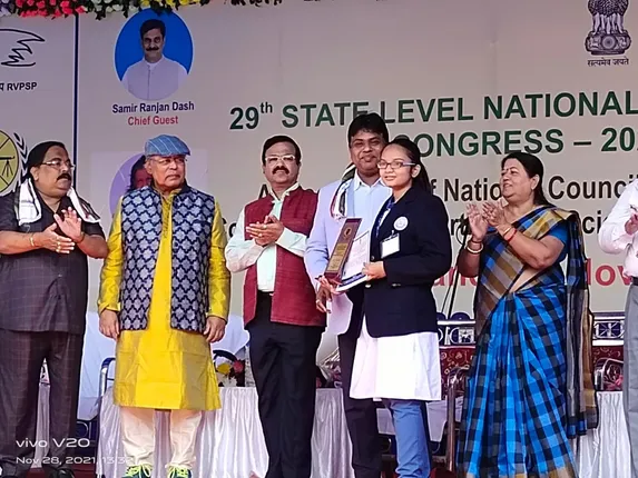 ଜାତୀୟ ଶିଶୁ ବିଜ୍ଞାନ କଂଗ୍ରେସରେ ପବ୍ଲିକ ସ୍କୁଲ ଛାତ୍ରୀ 