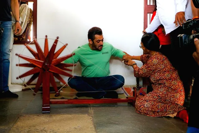 ସାବରମତୀ ଆଶ୍ରମରେ ପହଞ୍ଚି ସୂତା କାଟି‌ଲେ ସଲମାନ