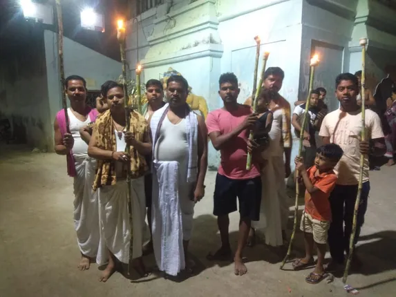 ନିଆରା ଦୀପାବଳି: ଆଲୋକ ଦେଖାଇ ପିତୃପୁରୁଷଙ୍କୁ ବିଦାୟ ଦିଅନ୍ତି ମେହେର ସଂପ୍ରଦାୟର ଲୋକେ