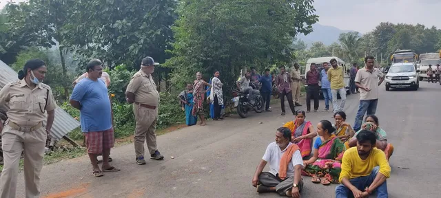 ଘର ଉପରକୁ ଦ୍ରୁତଗାମୀ ଟ୍ରକ୍‌ ମାଡ଼ିଯିବା ଘଟଣା: କ୍ଷତିପୂରଣ ଦାବିରେ ରାସ୍ତା ଅବରୋଧ