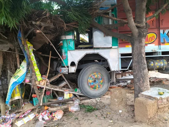 ଦୋକାନ ଉପରକୁ ଚଢ଼ିଗଲା ଟ୍ରକ୍‌, ଅଳ୍ପକେ ବର୍ତ୍ତିଲେ ଲୋକେ