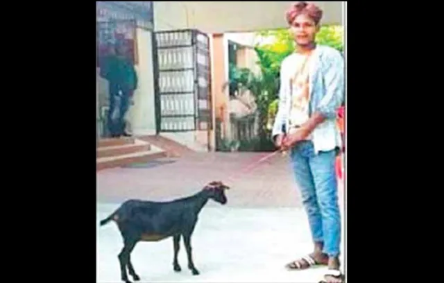 ଛେଳିକୁ ଧରି ଥାନାର ଦ୍ୱାରସ୍ଥ ହେଲେ ଯୁବକ