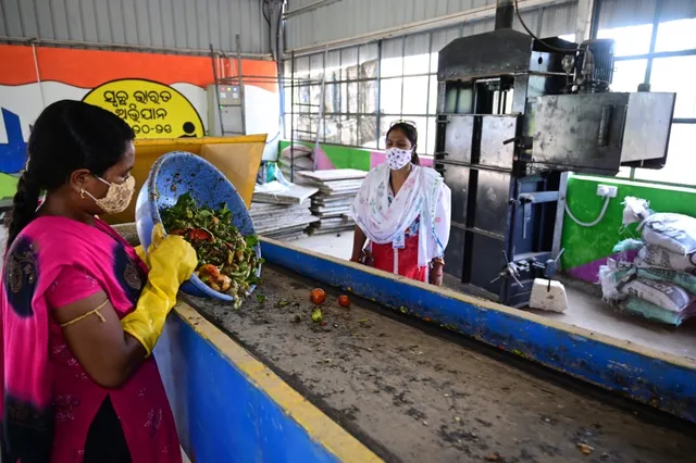 ମହିଳା ତିଆରି କରୁଛନ୍ତି ଜୈବିକ ଖତ: ୬ ଲକ୍ଷ ଟଙ୍କାର ଖତ ବିକ୍ରି କଲେଣି ଏସ୍‌ଏଚ୍‌ଜି ସଦସ୍ୟା