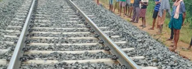 ମାଲବାହୀ ଟ୍ରେନ୍ ଆଗକୁ ଡେଇଁ ପଡ଼ିଲେ ଯୁବତୀ