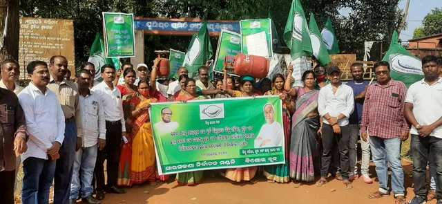 ରନ୍ଧନ ଗ୍ୟାସ ଦରବୃଦ୍ଧି ପ୍ରତିବାଦରେ ଗର୍ଜିଲା ବିଜେଡି, ଦରହ୍ରାସ ନିମନ୍ତେ ରାଷ୍ଟ୍ରପତିଙ୍କୁ ଦାବିପତ୍ର