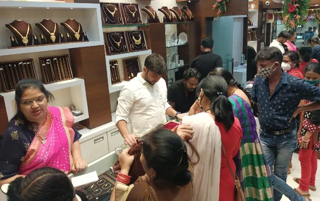 ଏଥର ପୁଣି ଜମିଲା ଧନତେରସ ବଜାର: ତିନିଦିନରେ ୨୫ କୋଟିର ବେପାର, ୫୦ କେଜି ସୁନା ବିକ୍ରି