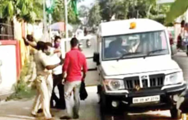 ଢେଙ୍କାନାଳରେ ରାଜସ୍ବ ମନ୍ତ୍ରୀଙ୍କୁ କଳାପତାକା ପ୍ରଦର୍ଶନ