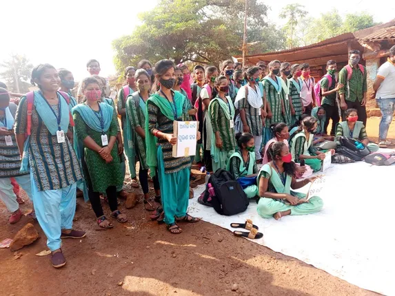 ବସ୍‌ ଦାବିରେ କଲେଜ୍ ଛାତ୍ରଛାତ୍ରୀଙ୍କ ରାସ୍ତାରୋକ