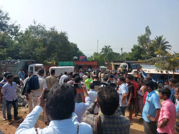 ଦୁଇ ଟ୍ରକ୍ ଚାଳକଙ୍କୁ ଦୁର୍ବ୍ୟବହାର କରି ହଟହଟା ହେଲେ ଧର୍ମଶାଳା ତହସିଲଦାର: ଗାଡ଼ି ଚାଳକଙ୍କ ଜାତୀୟ ରାଜପଥ ଅବରୋଧ