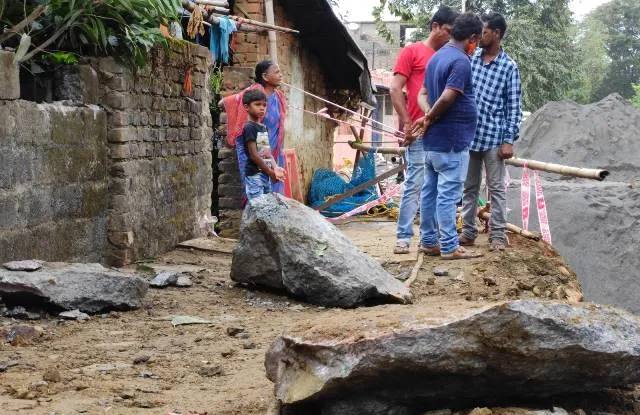 ସ୍ବେରେଜ୍‌ କାମ ଯୋଗୁଁ ଆତଙ୍କ: ବିସ୍ଫୋରଣରେ ଉଡ଼ିଲା ପଥର ଖଣ୍ଡ