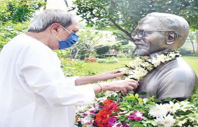 ଗାନ୍ଧୀ ଦର୍ଶନ ଓ ସାମ୍ୟବାଦର ଏକ ସମନ୍ବୟ ନବକୃ‌ଷ୍ଣ