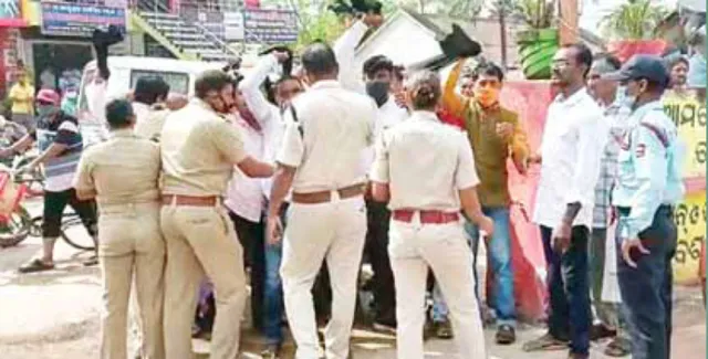 ଗଣଶିକ୍ଷା ମନ୍ତ୍ରୀଙ୍କୁ କଳାପତାକା ପ୍ରଦର୍ଶନ