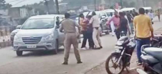 ଏପଟେ କୋଳାକୋଳି, ସେପଟେ ବିରୋଧ