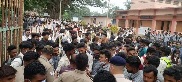 ୫ଦଫା ଦାବି ନେଇ ବିକ୍ରମ ଦେବ ସ୍ଵୟଂଶାସିତ ମହାବିଦ୍ୟାଳୟର ଛାତ୍ରଛାତ୍ରୀଙ୍କ ଆନ୍ଦୋଳନ