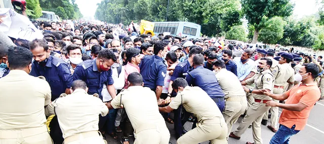 ହୁଗୁଳିଗଲାଣି ସୁରକ୍ଷା ବ୍ୟବସ୍ଥା: ବିଧାନସଭା ଗେଟ୍‌ ସାମ୍ନାରେ ପୁଲିସ୍‌-ବିକ୍ଷୋଭକାରୀ ଧସ୍ତାଧସ୍ତି