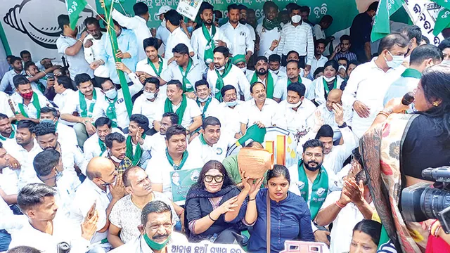 ଦରଦାମ୍ ବୃଦ୍ଧିର ପ୍ରତିବାଦ: ରାଜଭବନ ସମ୍ମୁଖରେ ବିଜେଡିର ଗଣଧାରଣା