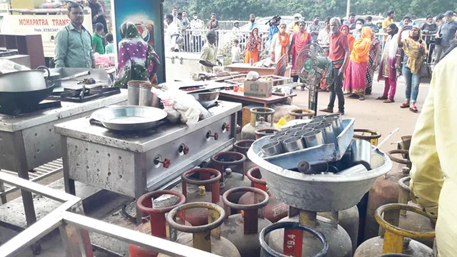 ଭଙ୍ଗା ହେଲା ମହିମା ଢାବା, ସ୍କ୍ୱାଡ୍‌କୁ ୪ ଘଣ୍ଟା ଅଟକାଇଦେଲେ ଶତାଧିକ ମହିଳା