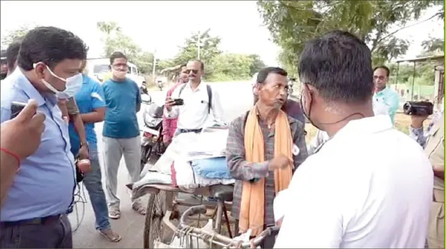 ବିଲ୍‌ ପୈଠ ସତ୍ତ୍ବେ ବିଦ୍ୟୁତ୍‌ କାଟିଦେଲେ, ରୋଗିଣା ମା’ଙ୍କୁ ରିକ୍ସାରେ ନେଇ ପ୍ରତିବାଦ