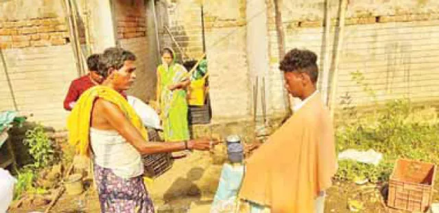 ବାପା ଆରପାରିରେ, ମା’ ଆଖି ବୁଜିଲେ: ଶୁଦ୍ଧିକ୍ରିୟା ପାଇଁ ଭିକ ମାଗୁଛି ନାବାଳକ