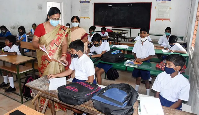 କେମିତି ଚାଲିବ ସରକାରୀ ଓଡ଼ିଆ ସ୍କୁଲ? ଏଇ ମାସ‌ରେ ଅବସର ନେବେ ୪ଶହ ଶିକ୍ଷକ, ଅନୁଦାନପ୍ରାପ୍ତ ସ୍କୁଲ୍ ସ୍ଥିତି ସାଂଘାତିକ