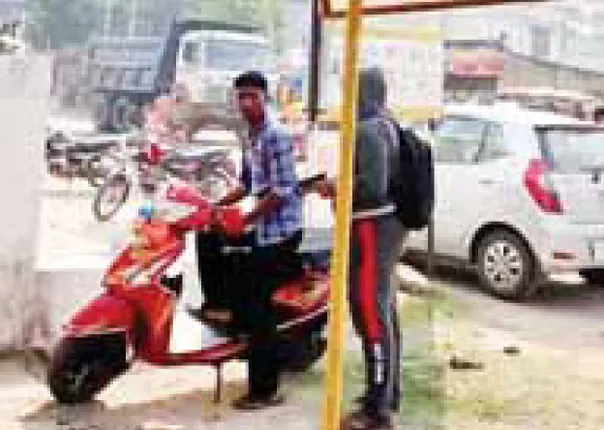 ପୁଲିସ ବନ୍ଧୁକରେ ପୁଲିସକୁ ଗୁଳି: ବ୍ୟାଙ୍କରୁ ୧୫ ଲକ୍ଷ ଲୁଟି ଧରାପଡ଼ିଲା