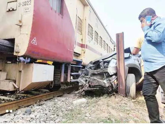 ‌କାର୍‌କୁ ଧକ୍କା ଦେଲା ଟ୍ରେନ୍‌, ନିଶ୍ଚିତ ମୃତ୍ୟୁମୁଖରୁ ବର୍ତ୍ତିଗଲେ ୩ ଯୁବକ