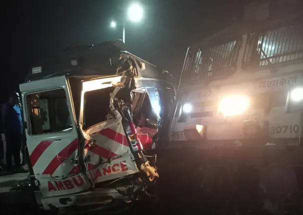 ଆମ୍ବୁଲାନ୍ସକୁ ଧକ୍କା ଦେଲା ବିଶାଖାପାଟଣା-ଭୁବନେଶ୍ବର ଇଣ୍ଟର୍‌ସିଟି