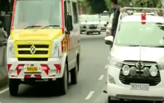 ଆମ୍ବୁଲାନ୍ସ ଯିବା ପାଇଁ ନିଜ ଗାଡି ସହ ସୁରକ୍ଷାକର୍ମୀଙ୍କୁ ଅଟକାଇଲେ ତାମିଲନାଡୁ ମୁଖ୍ୟମନ୍ତ୍ରୀ