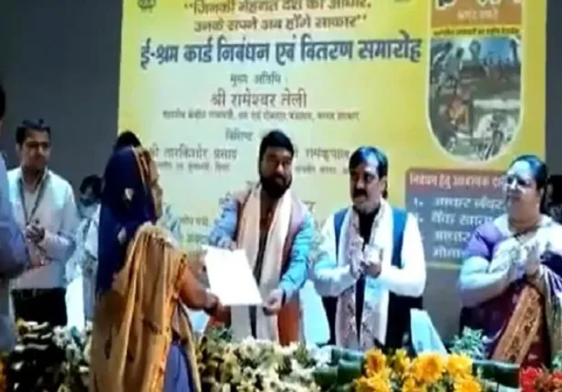 ମଞ୍ଚରେ ମହିଳା କହିଲେ ଲାଞ୍ଚ ରହସ୍ୟ: ଇ-ଶ୍ରମ କାର୍ଡ ପାଇଁ ଦେଇଛି ୧୦୦ ଟଙ୍କା, ମନ୍ତ୍ରୀ ଦେଲେ ତଦନ୍ତ ନିର୍ଦ୍ଦେଶ