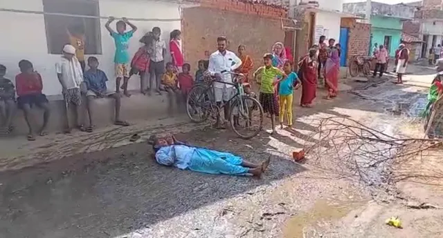 ଡ୍ରେନେଜ୍‌ ବ୍ୟବସ୍ଥା ଦାବିରେ ଅଭିନବ ପ୍ରତିବାଦ: ରାସ୍ତାରେ ଜମିଥିବା ମଇଳା ପାଣିରେ ଶୋଇଲେ