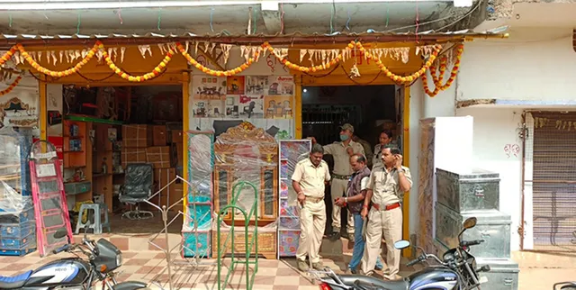 ଫର୍ନିଚର ଦୋକାନରେ ବନ ବିଭାଗର ଚଢ଼ଉ