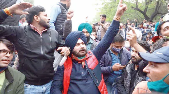 କେଜ୍ରିୱାଲଙ୍କ ଘର ସମ୍ମୁଖରେ ସିଦ୍ଧୁଙ୍କ ଧାରଣା