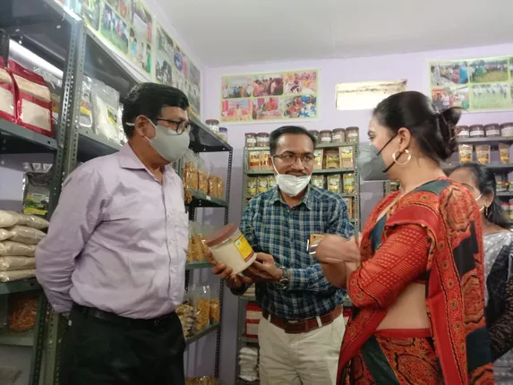 ଖଡ଼ିଆଳରେ ଜିଲ୍ଲାପାଳଙ୍କ ଦ୍ୱାରା ମୋ ଦୋକାନ ଉଦ୍‌ଘାଟିତ