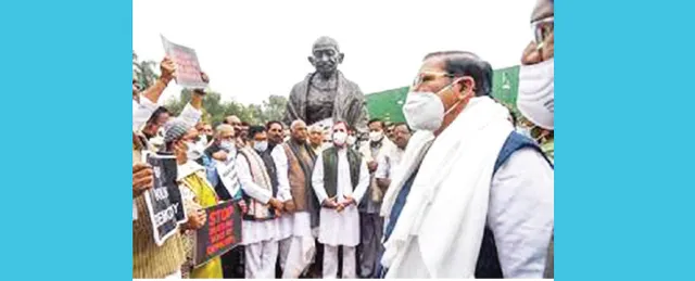 ଶୀତ ଅଧିବେଶନ ଶେଷ ହେବା ଯାଏଁ ଧାରଣାରେ ବସିବେ ନିଲମ୍ବିତ ଟିଏମ୍‌ସି ସାଂସଦ