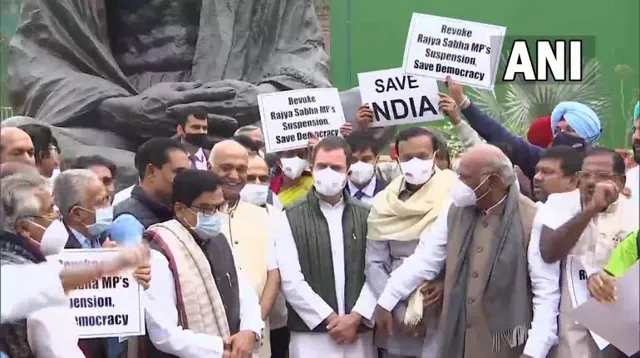 କଳା ବ୍ୟାଜ୍ ପିନ୍ଧି ବିରୋଧୀଙ୍କ ଧାରଣା : ନିଲମ୍ବିତ ସାଂସଦଙ୍କୁ ଭେଟିଲେ ରାହୁଲ