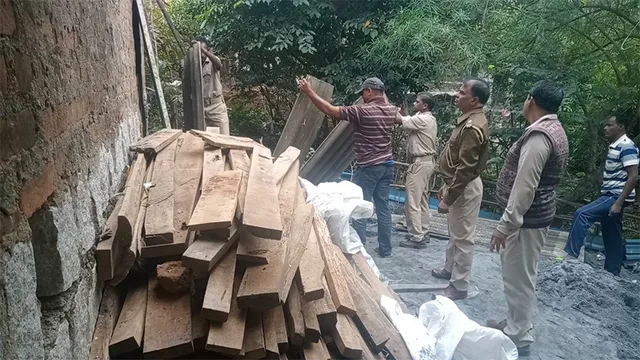 ଫର୍ନିଚର ଗୋଦାମରେ ଚଢ଼ଉ, ୫ ଅଟକ