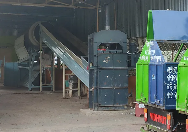 ପଡି ରହିଛି ବେଲିଙ୍ଗ୍ ମେସିନ୍, ସବୁଠି ଗଦା ଗଦା ପଲିଥିନ୍