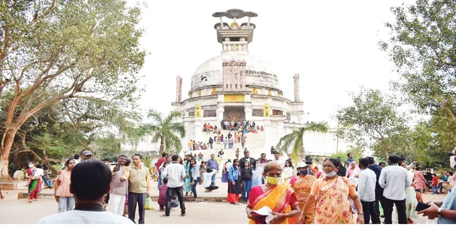 ବଡ଼ ଦିନର ମଜା: ଶାନ୍ତିସ୍ତୂପରେ ୧୦ ହଜାର ପର୍ଯ୍ୟଟକ