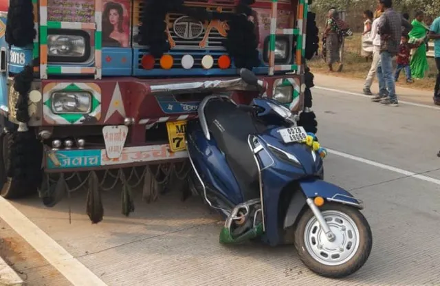 ଆଶ୍ରମରେ ରହୁଥିବା ନାତୁଣୀକୁ ଦେଖା କରିବାକୁ ଯାଉଥିଲେ; ସ୍କୁଟିକୁ ଧକ୍କା ଦେଲା ଟ୍ରକ୍‌, ୨ ମୃତ